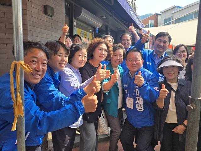 ▲ 김부겸 민주당 총괄선거대책위원장은 27일 정선을 찾아 정선5일장을 둘러보며 당원과 지지자와 기념촬영을 하고 있다.