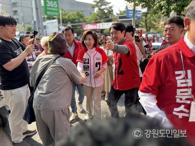 ▲ 국민의힘 나경원 공동선거대책위원장은 27일 홍천읍 꽃뫼공원을 찾아 김문수 대선 후보의 한표를 호소했다. 유승현