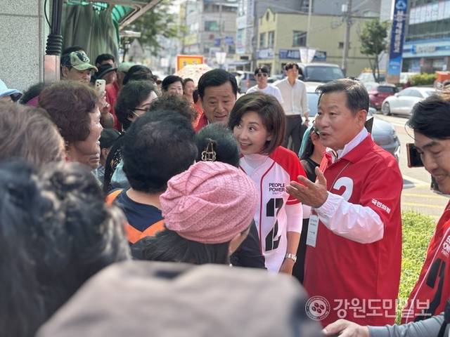 ▲ 국민의힘 나경원 공동선거대책위원장은 27일 홍천읍 꽃뫼공원을 찾아 김문수 대선 후보의 한표를 호소했다. 유승현