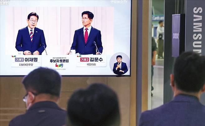 <마지막 승부처라던 TV토론> 시민들은 시큰둥 6·3 대선 TV 토론이 열린 27일 시민들이 서울역 대합실에서 이재명 더불어민주당 후보와 김문수 국민의힘 후보의 발언을 지켜보고 있다. 연합뉴스