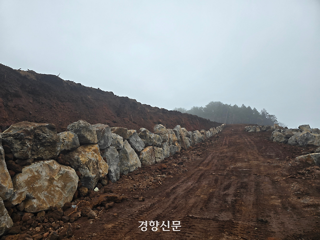 굴삭기를 이용해 제주 서귀포시 남원읍에 있는 넉시오름을 파헤쳐 훼손한 50대와 60대가 각각 검찰에 넘겨졌다. 제주자치경찰 제공