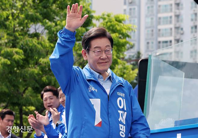 이재명 더불어민주당 대선 후보가 지난 26일 경기 용인시 단국대 죽전캠퍼스 정문 앞에서 시민들에게 손을 흔들며 지지를 호소하고 있다. 박민규 선임기자