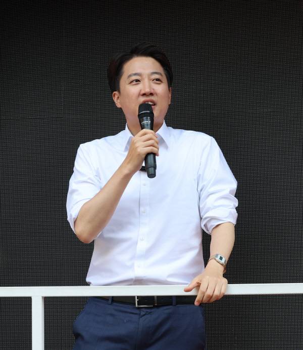 개혁신당 이준석 대선후보가 지난 25일 서울 종로구 종묘 인근 서순라길에서 거리 유세를 하고 있다. 공동취재