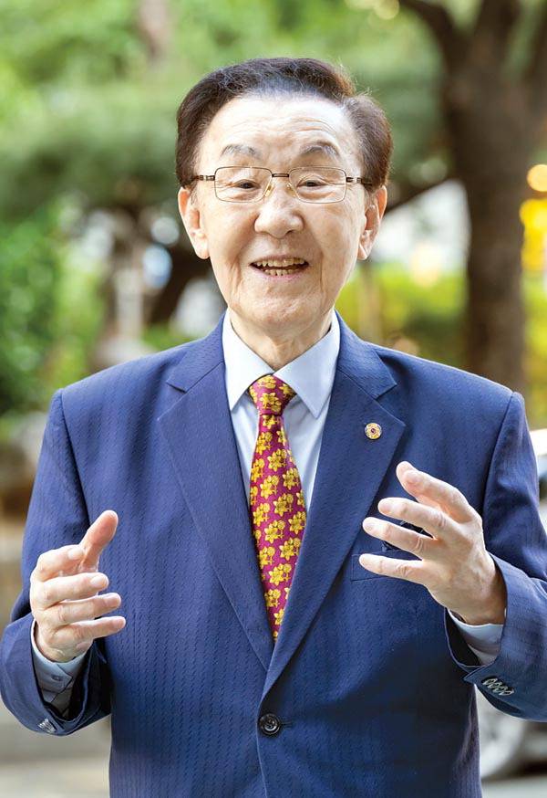 문정수 전 부산시장이 27일 보훈단체인 4·19 혁명 공로자회장으로 선출된 소감을 밝히고 있다. 이원준 기자