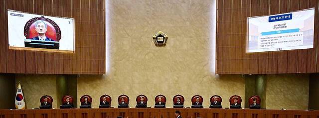 조희대 대법원장을 비롯한 대법관들이 지난 1일 서울 서초구 대법원에서 더불어민주당 이재명 대선 후보의 공직선거법 위반 사건 상고심 선고를 위해 참석해 있다. 사진공동취재단