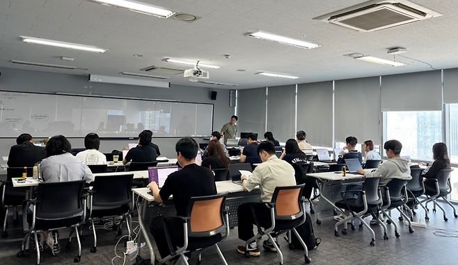 클라우드 분야 실무 인재 양성을 위한 재직자 대상 교육 모습. 부산정보산업진흥원 제공