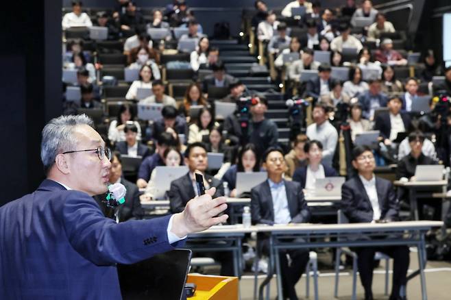 (서울=뉴스1) 민경석 기자 = 안병철 한화에어로스페이스 전략총괄 사장이 8일 오전 서울 중구 장교동 한화 그룹 본사에서 열린 '한화에어로 미래 비전 설명회'에서 중장기 투자 계획 및 최근 유상증자 관련 입장 발표를 마친 뒤 질의 응답을 준비하고 있다. 2025.4.8/뉴스1 Copyright (C) 뉴스1. All rights reserved. 무단 전재 및 재배포, AI학습 이용 금지. /사진=(서울=뉴스1) 민경석 기자