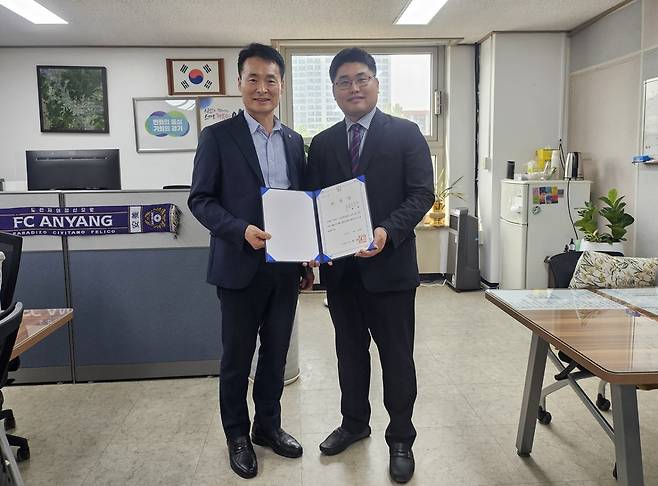 왼쪽부터 이주빈 안전행정국장과 김재원 손해사정사./사진제공=안양시