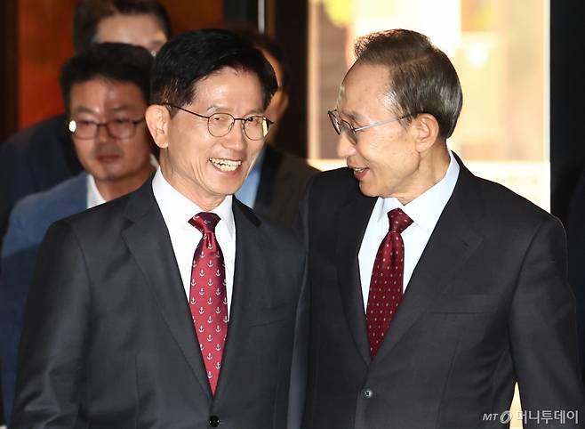 (서울=뉴스1) 김민지 기자 = 김문수 국민의힘 대통령 후보와 이명박 전 대통령이 27일 서울 여의도의 한 호텔에서 회동하고 있다. 2025.5.27/뉴스1 Copyright (C) 뉴스1. All rights reserved. 무단 전재 및 재배포, AI학습 이용 금지. /사진=(서울=뉴스1) 김민지 기자