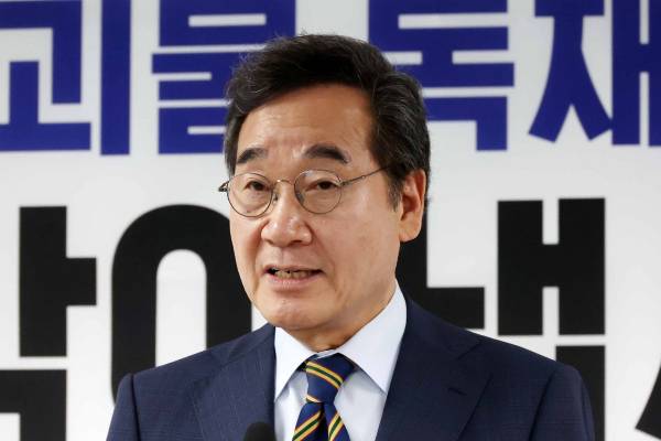 이낙연 새미래민주당 상임고문이 김문수 국민의힘 후보 지지를 선언했다. 사진은 이낙연 새미래민주당 상임고문이 27일 오전 서울 여의도 중앙당사에서 김문수 국민의힘 대선후보와 '개헌·공동정부' 합의 관련 기자회견을 하고 있는 모습. /사진=뉴시스