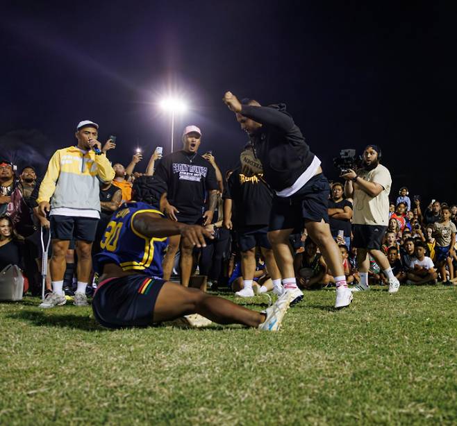 두 사람이 전속력으로 달려 상대에게 부딪히는 런 잇 스트레이트 챌린지에 도전한 뉴질랜드 10대 남성이 부상으로 사망했다. 사진은 런 잇 스트레이트 챌린지 중인 사람들의 모습. 해당 기사와 상관없음. /사진=joshuasuliruka 인스타그램 캡처