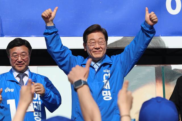 이재명 더불어민주당 대선 후보가 26일 경기 남양주시 평내호평역 광장에서 열린 유세에서 엄지손가락을 치켜들고서 시민들에게 지지를 호소하고 있다. 연합뉴스