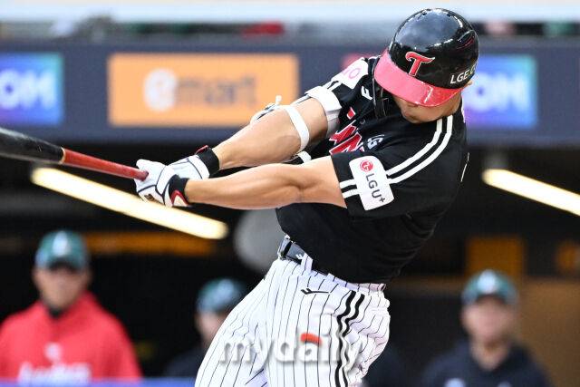 24일 인천 SSG랜더스필드에서 열린 '2025 신한 SOL BANK KBO리그' LG 트윈스와 SSG랜더스 경기.LG 이영빈이 4회초 2사에 안타를 치고 있다./마이데일리