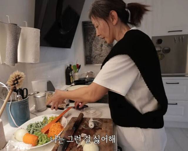 이미숙이 집에서 건강식 샌드위치를 만들어 눈길을 끌었다. / 유튜브 '숙스러운 미숙 씨' 캡처