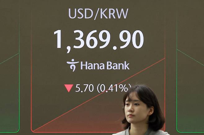 26일 서울 중구 하나은행 본점 딜링룸에서 딜러들이 업무를 보고 있다. 연합뉴스