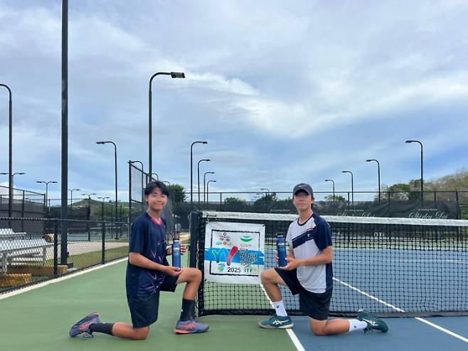 ITF 국제 주니어 테니스 대회(J60) 남자 복식 우승을 거둔 김태우(왼쪽)와 김영훈. 선수 제공