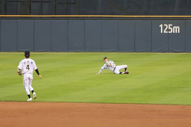 박해민이 최재훈의 타구를 슬라이딩하며 잡아내고 있다. LG