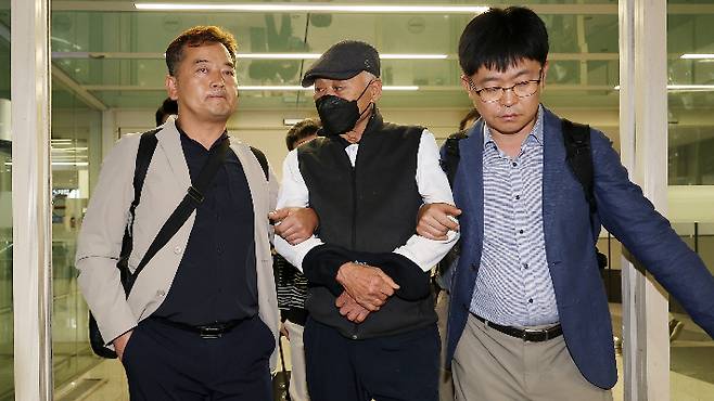 뉴질랜드에 머물던 허재호 전 대주그룹 회장이 27일 인천국제공항 2터미널을 통해 국내로 송환되고 있다. 연합뉴스