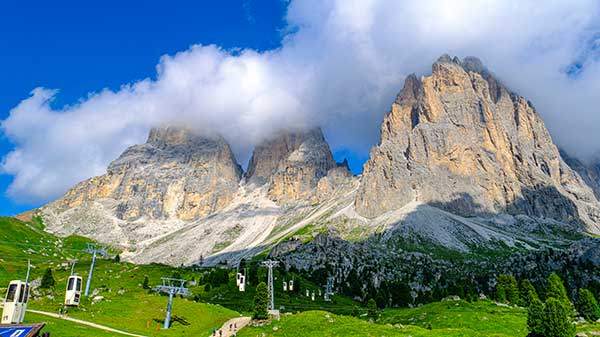 곤돌라에서 마주하는 사쏘 룽고의 장엄한 풍경.