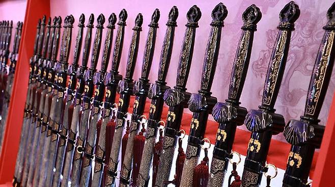 준장 진급자 수여식에 세워진 삼정검들