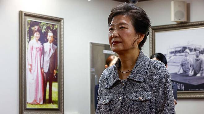 박근혜 전 대통령이 27일 오전 경북 구미시 상모동에 있는 박정희 전 대통령 생가를 방문, 추모관에서 참배하고 있다. (사진=연합뉴스)