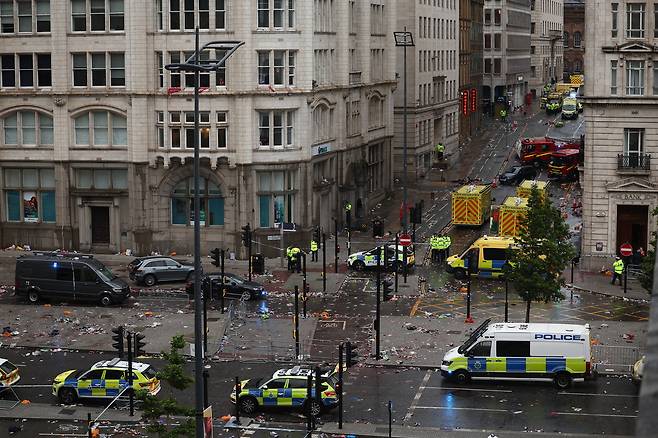 26일(현지시간) 리버풀의 잉글랜드 프리미어리그 우승 축하 퍼레이드 도중 차량 돌진 사고가 발생했다. 리버풀=EPA연합뉴스