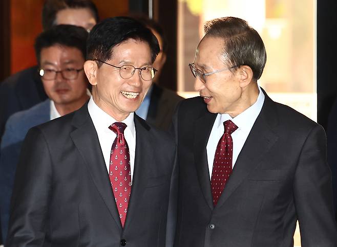 김문수 국민의힘 대통령 후보와 이명박 전 대통령이 27일 서울 여의도의 한 호텔에서 회동하고 있다. 뉴스1