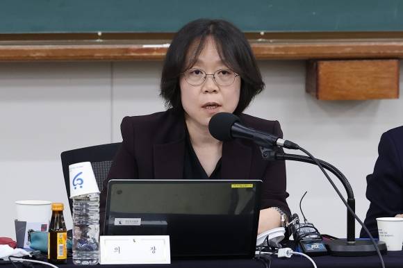 이재명 더불어민주당 대선 후보의 공직선거법 위반 사건을 대법원이 파기환송한 것을 계기로 열린 전국법관대표회의 임시회의가 26일 열렸지만 입장 채택 없이 대선 이후 논의를 이어 가기로 했다. 전국법관대표회의 의장인 김예영 서울남부지법 부장판사가 이날 경기 고양시 사법연수원에서 열린 전국법관대표회의 임시회의에서 회의 비공개를 알리고 있다. 뉴스1