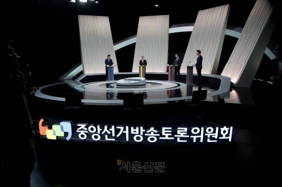 27일 서울 마포구 MBC스튜디오에서 열린 제21대 대선후보 3차 TV 토론회에 참석한 후보들이 토론을 진행하고 있다. 2025.5.27. 국회사진기자단