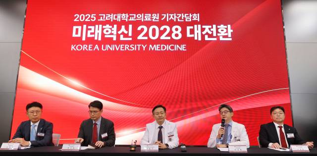 26일 서울 성북구 고려대 의대에서 열린 2025 고려대학교의료원 기자간담회에서 민병욱(왼쪽부터) 고대구로병원장, 편성범 고대 의과대학장, 윤을식 고려대의료원장, 한승범 고대안암병원장, 서동훈 고대안산병원장이 기자단 질의에 답변 중이다. 연합뉴스