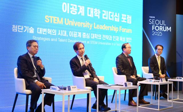 장병탁(왼쪽부터) 서울대학교 AI연구원장과 이광형 KAIST 총장, 임기철 GIST 총장, 박종래 UNIST 총장이 27일 서울 중구 신라호텔에서 열린 '이공계 대학 리더십 포럼'에서 대담을 나누고 있다. 오승현 기자