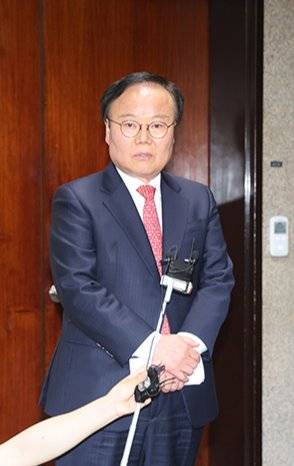 5월 9일 오후 한덕수 전 국무총리와 김문수 국민의힘 대선후보의 단일화 협상이 결렬되고 김 후보 대리인인 김재원 비서실장이 먼저 나와 기자들에게 결렬 이유를 말하고 있다. 동아DB