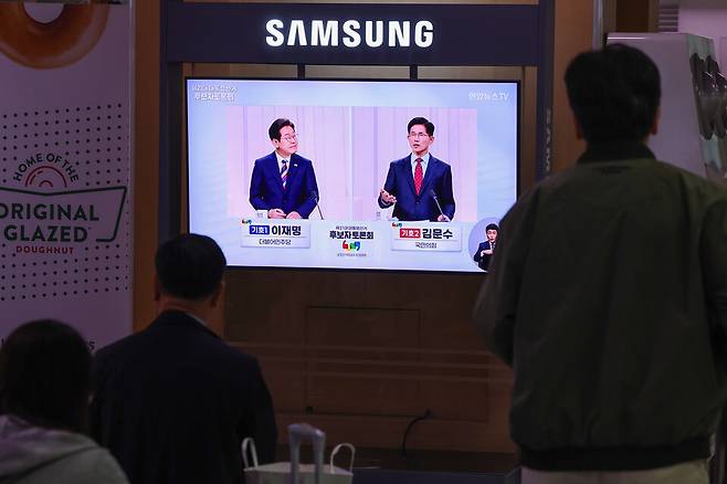 제21대 대통령선거 후보 정치분야 TV토론회가 열린 27일 서울역 대합실에서 시민들이 토론회 중계방송을 지켜보고 있다. ⓒ연합뉴스