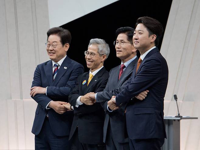 이재명 더불어민주당·권영국 민주노동당·김문수 국민의힘·이준석 개혁신당 대선 후보가 27일 서울 마포구 상암동 MBC 스튜디오에서 진행된 정치 분야 TV토론회에 앞서 포즈를 취하고 있다. ⓒ국회사진기자단