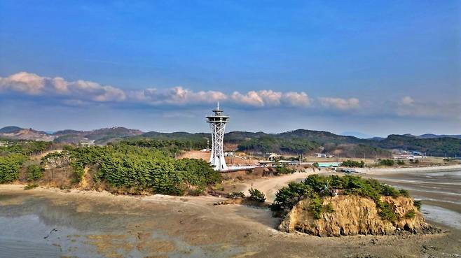 홍성 스카이타워는 65m 높이의 대형 전망대로 보령, 태안, 서산까지 펼쳐진 서해 갯벌과 천수만의 리아스식 해안을 한 눈에 볼 수 있다 사진제공|한국관광공사