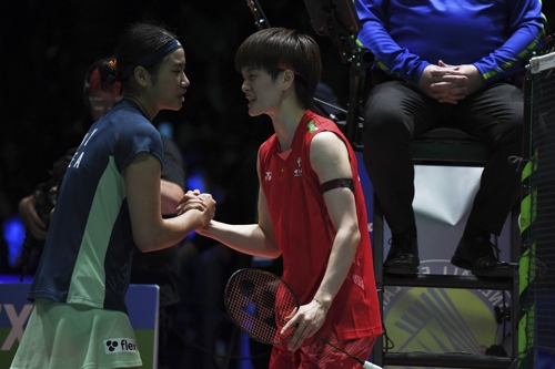 안세영이 지난 3월 전영오픈 여자단식 결승에서 왕즈이를 꺾은 뒤 악수를 나누고 있다. AP연합뉴스