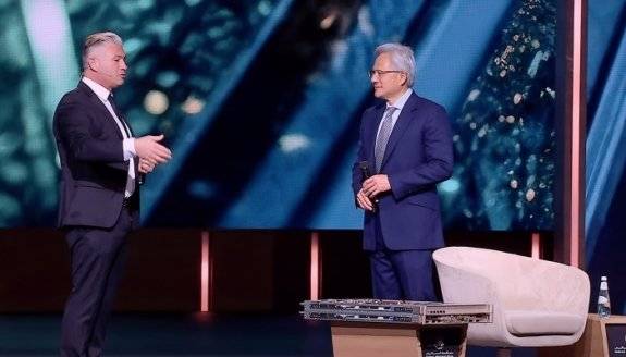 젠슨 황 엔비디아 최고경영자(오른쪽)가 5월 14일 ‘미국-사우디 투자 포럼 2025’에서 발언하고 있다. 뉴시스