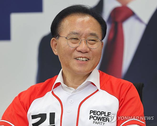 인터뷰 중 미소 짓는 국민의힘 윤재옥 총괄본부장 (서울=연합뉴스) 류영석 기자 = 국민의힘 윤재옥 총괄선대본부장이 서울 여의도 국민의힘 당사에서 연합뉴스와 인터뷰를 하고 있다. 2025.5.27 ondol@yna.co.kr