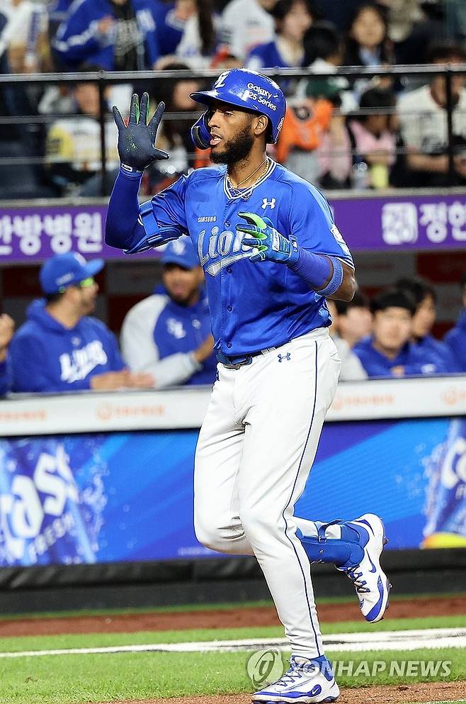삼성 추격의 3점 홈런 (대전=연합뉴스) 배재만 기자 = 7일 대전 한화생명 볼파크에서 열린 프로야구 2025 신한 SOL 뱅크 KBO리그 삼성 라이온즈와 한화 이글스의 경기. 9회 초 삼성 공격 무사 1, 2루에서 4번 지명타자 디아즈가 3점 홈런을 터뜨린 뒤 그라운드를 돌고 있다. 2025.5.7 scoop@yna.co.kr