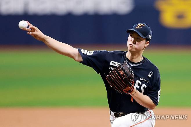'26년 만에 10연승 도전' 한화 선발 엄상백 (서울=연합뉴스) 신현우 기자 = 9일 서울 고척스카이돔에서 열린 프로야구 2025 신한 SOL 뱅크 KBO리그 한화 이글스와 키움 히어로즈의 경기.
1회말 한화 선발 투수 엄상백이 역투하고 있다. 2025.5.9 nowwego@yna.co.kr