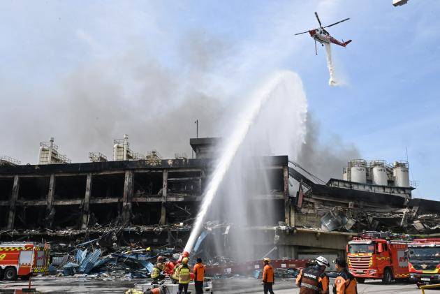 지난 17일 발생한 금호타이어 화재 당시 소방대원들이 진화하고 있는 모습