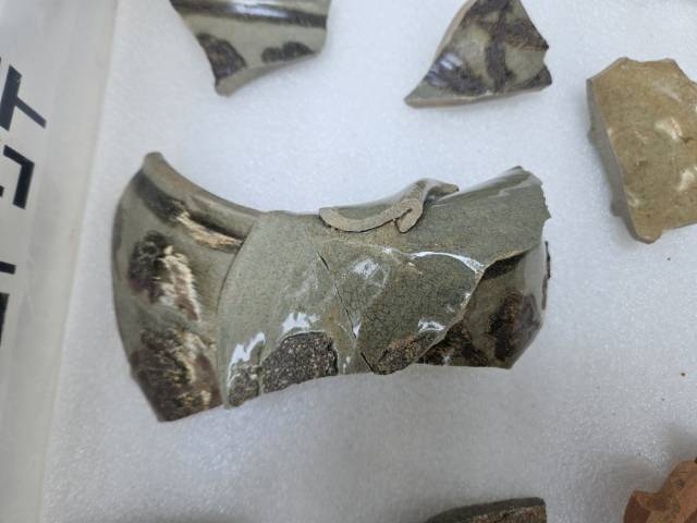 부산 동래구 온천동 요지에서 모란꽃 무늬가 선명한 철화청자도 발굴됐다. 김효정 기자