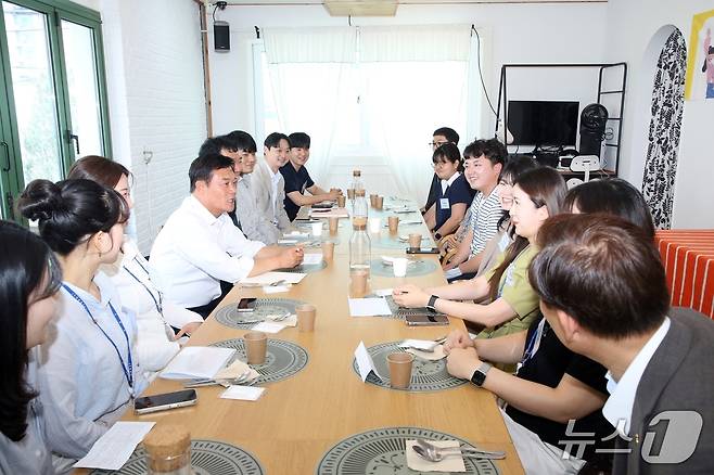 이학수 정읍시장(왼쪽 가운데)이 MZ세대 신규 직원들과 편안한 분위기 속에서 브런치를 함께하며 진솔한 대화를 나누는 두 번째 ‘브런치 소통·공감 토크’ 시간을 가졌다.(정읍시 제공, 재판매 및 DB금지)