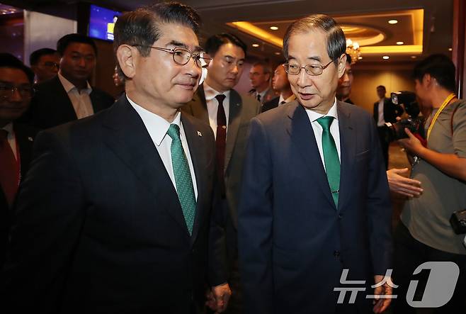 한덕수 전 국무총리(오른쪽)와 김용현 전 국방부 장관이 지난해 9월 11일 오전 서울 중구 소공동 롯데호텔에서 열린 2024 서울안보대화에서 이야기를 나누고 있다. 2024.9.11/뉴스1 ⓒ News1 임세영 기자