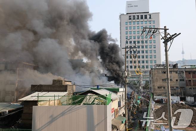 28일 오후 서울 을지로 세운상가 인근에서 화재가 발생해 소방대원들이 화재를 진압하고 있다. 이로 인해 을지로 4가에서 을지로 3가 시청 방향 차로가 전면 통제된 상태다. 2025.5.28/뉴스1 ⓒ News1 오대일 기자