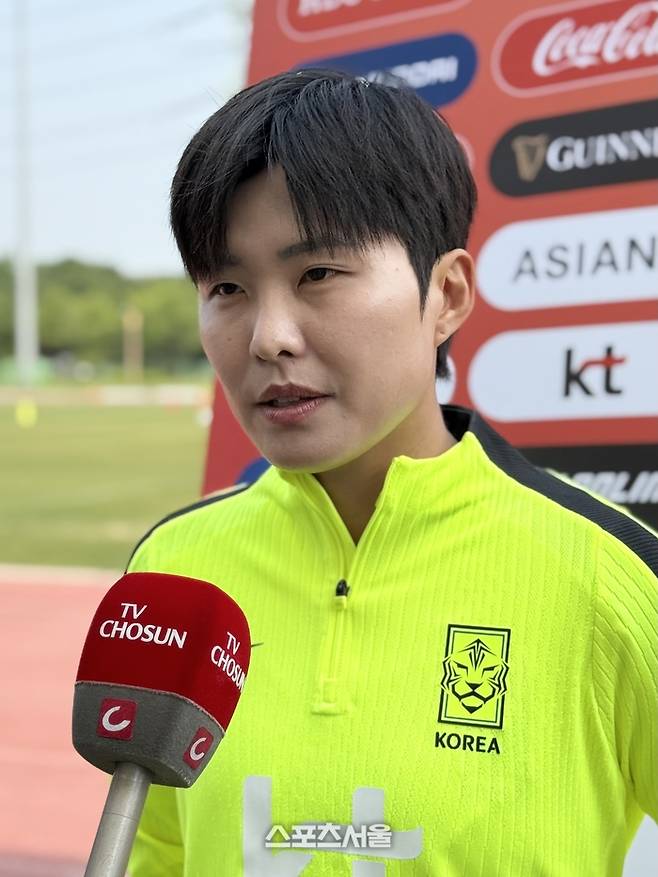 여자축구대표팀의 지소연이 27일 정왕체육공원축구장에서 열린 공식 훈련을 앞두고 인터뷰에 임하고 있다. 시흥 | 정다워 기자