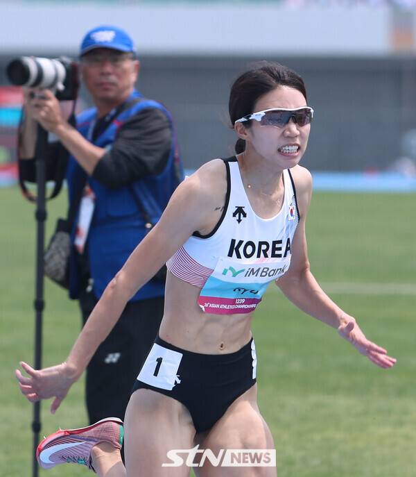 28일 경북 구미시민운동장에서 열린 '2025 구미아시아육상선수권대회' 여자 허들 100m 레이스를 마친 류나희(안산시청). 사진┃강명호 기자