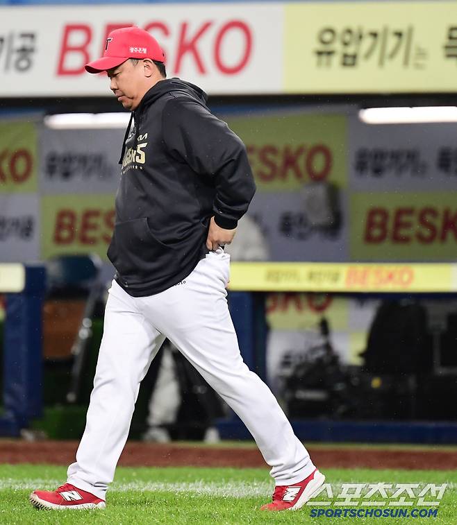 24일 대구 삼성라이온즈파크에서 열린 KBO리그 삼성과 KIA의 경기. 4-4. 8회말 1사 1, 2루. 직접 마운드에 나서는 KIA 이범호 감독. 대구=송정헌 기자songs@sportschosun.com/2025.05.24/