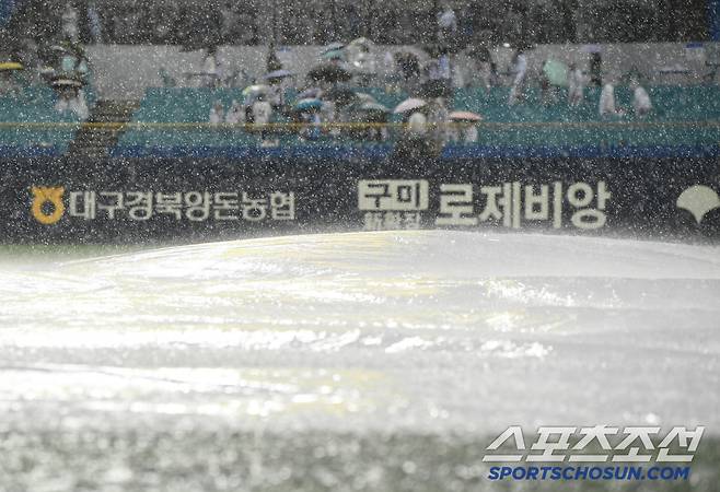 28일 대구 라이온즈파크에서 열린 롯데-삼성전이 1회초 우천으로 중단됐다. 그라운드가 물바다가 됐다. 대구=정재근 기자 cjg@sportschosun.com/2025.5.28/