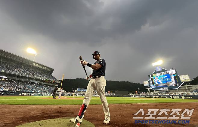 28일 대구 라이온즈파크에서 열린 롯데-삼성전이 1회초 우천으로 중단됐다. 폭우가 내리기 직전 하늘에 먹구름이 가득한 모습. 대구=정재근 기자 cjg@sportschosun.com/2025.5.28/